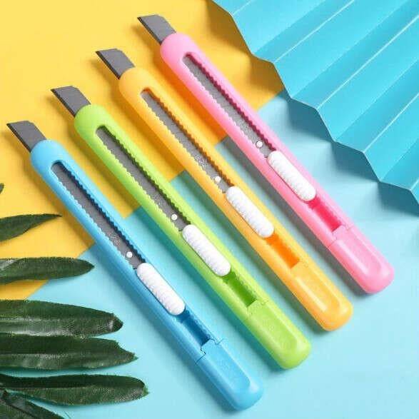 Deli Plastik Dar Maket Bıçağı 9 mm Karışık Renk 2025