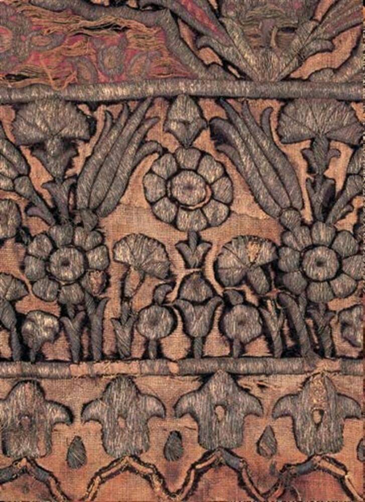 Kutsal Mekanlarda Kutsanmış Örtüler
