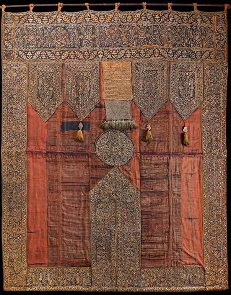 Kutsal Mekanlarda Kutsanmış Örtüler